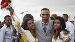 ኣዝመራ ኣዲስኣለምን ዳናይት ኣዲስኣለምን ኣብ 16 ዓመታት ንፈለማ እዋን ብምኽንያት ኲናት ኢትዮ-ኤርትራ ዝተፈለይኦ ወላዲ ኣቡኣን ክረክባ እንከለዋ ብንብዓት ዝተሰነየ ናፍቖተን ይገልጻ ነይረን