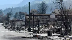 Rua de Lytton, no Canadá, onde se veem prédios destruídos pelo fogo