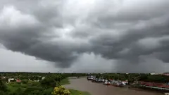 Sejumlah kapal berlabuh di kawasan pelabuhan rakyat Sungai Siak ketika awan hitam menyelimuti langit di Kota Pekanbaru, Riau, Kamis (02/01).