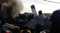 Abantu bashungereye ahabereye iyo mpanuka bagerageza gufasha uwaba yayirokotse