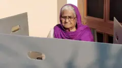 મહિલા