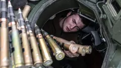 Экипаж украинского БМП загружает боекомплект