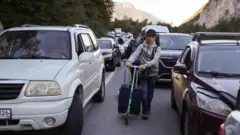 Люди с сумками на самокатах