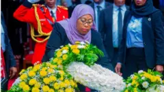 Samia suluhu akiweka shada la maua