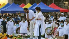 দোয়া শেষ করে লতা মঙ্গেশকারের মরদেহ লক্ষ্য করে ফু দিচ্ছেন শাহরুখ খান। বিজেপি সাথে সংশ্লিষ্ট অনেকে অভিযোগ করছেন শাহরুখ মরদেহে থুতু দিচ্ছেন।