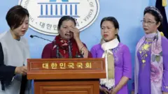 베트남전 퐁니퐁넛 사건 학살 생존자 응우옌티탄 씨가 19일 서울 여의도 국회 정론관에서 열린 '베트남전 한국군 민간인학살 진상규명 촉구를 위한 생존자 기자회견'에서 한국군의 끔찍한 학살 당시 상황을 증언하며 눈물을 흘리고 있다