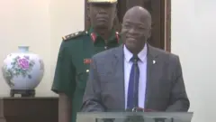 Perezida John Pombe Magufuli ageza ijambo ku bamaze kurahira