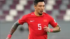 لاعب صيني يضع وشما على ذراعه