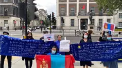 倫敦，中國駐英使館外的抗議