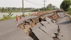 ভূমিকম্পের কারণে সড়ক ভেঙে পড়েছে