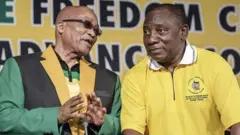 Jacob Zuma (i bubamfu) na Cyril Ramaphosa (i buryo) barakoranye cane imyaka myinsih muri ANC