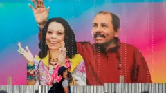 Ortega y su esposa