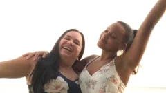 Rebeca posa abraçada à mãe