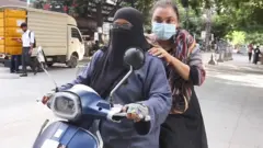 பெண்களுக்காக பெண்களே நடத்தும் பைக் டாக்சி சேவை நிறுவனம்