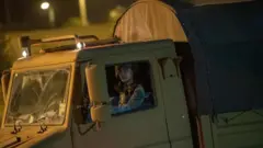 askeri kamyonda bir asker