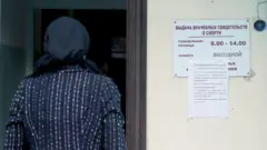 У входа в морг на территории городской больницы №1, Керчь