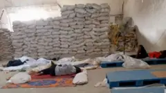 İşçiler üç aydır fabrikadan hiç çıkmadan çalışmaya zorlandıklarını anlatıyorlar