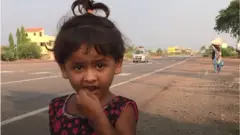 పుణె నుంచి నడుచుకుంటూ వెళ్తున్న బాలిక