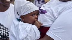 Nwaanyị na-enye nwa ara n'ilo