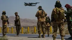 C17 Кобул халқаро аэропортини тарк этмоқда