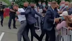 Inyuma y'aho Perezida Macron akubitiwe ikofe, abamucungera baciye bamwigiza kure