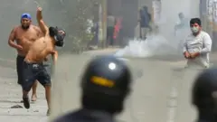 Enfrentamientos de manifestantes con la policía.