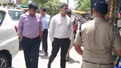 नीमच के एसपी और ज़िलाधिकारी घटना स्थल का जायजा लेते हुए