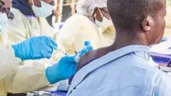 የኢቦላ ክትባት ሲሰጥ