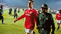 Eric Cantona polis tarafından sahadan çıkarılıyor