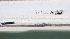 أحد القاربين جرفته الأمواج على شاطيء جزيرة بيدويل