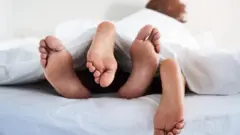 Awọn ololufẹ meji lori ibusun