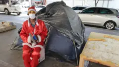 Gleidson Oliveira Lima vestidocadastro com bonusPapai Noelcadastro com bonusfrente acadastro com bonusbarraca coberta por lona, sob o Minhocão, no centrocadastro com bonusSão Paulo