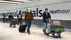havalimanından giriş yapan yolcular