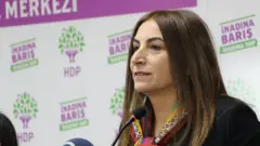 Beş yıldır Kandıra F Tipi Hapishanesinde tutuklu olan HDP eski milletvekili Aysel Tuğluk'a doktorlardan oluşan bir heyet tarafından demans teşhisi konuldu. Başkalarının yardımı olmadan gündelik ihtiyaçlarını karşılayamadığı vurgulanan Tuğluk'un cezasının infazının ertelenmesi talep ediliyor.