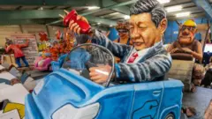 2024年2月6日，德國美因茨，在即將到來的玫瑰星期一遊行之前，一輛描繪中國國家主席習近平拔掉電動汽車插頭、將德國汽車製造商甩在身後的花車將參與遊行。。