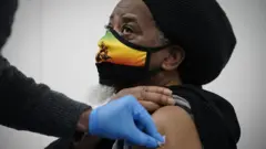 ክትባት የሚወስድ ሰው