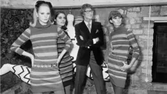 O estilista francês Yves Saint Laurent com trêsvbet sportwettensuas modelos usando minivestidosvbet sportwetten1966