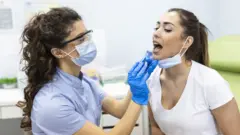 Küresel çapta uzmanlar, pandemide yeni bir dalganın yaşanıyor olabileceğini belirtiyor ve Covid-19 ile mücadelenin henüz sona ermediği uyarısını artırıyor.