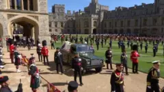 ควีนและสมาชิกราชวงศ์อังกฤษร่วมพิธีฝังพระศพเจ้าชายฟิลิป