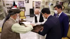 این اسناد عصر روز گذشته به محمد اشرف غنی تحویل داده شد