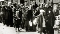 A chegada de judeus húngaros em Auschwitz-Birkenau, na Polônia ocupada pela Alemanha, em junho de 1944. Entre 2 de maio e 9 de julho, mais de 430.000 judeus húngaros foram deportados para Auschwitz.