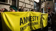 İtalya'da Türkiye'de ifade özgürlüğü için eylem yapan Af Örgütü üyeleri