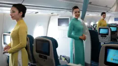 Tiếp viên hàng không Vietnam Airlines trên chiếc phi cơ Airbus A350-900 XWB trong lễ tiếp nhận chiếc chuyên cơ đầu tiên này tại Hà Nội hôm 2/7/2015.