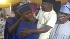 Ọdunlade gbe Sanyẹri soke.