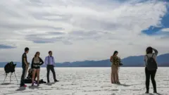 Personas se toman fotos en la cuenca de Badwater