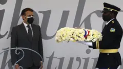 Le président Macron a déposé une gerbe à Kigali