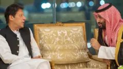 ২০১৯ সালে ওআইসি শীর্ষ বৈঠকের সময় মক্কায় এক বৈঠকে ইমরান খান এবং যুবরাজ সালমান