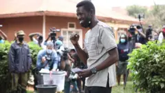 Bobi Wine ubwo yari amaze gutora ejo kuwa kane i Magere hanze gato ya Kampala