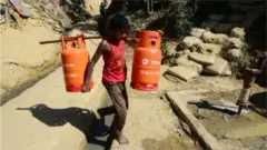 গৃহস্থালিতে গ্যাসের সংযোগ সীমিত করে আনায় এখন অনেকেই ঝুঁকেছেন এলপিজি গ্যাস ব্যবহারে।