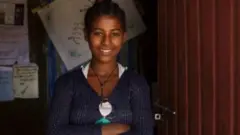 አበባ በትምህርት ቤቷ መግቢያ ላይ
